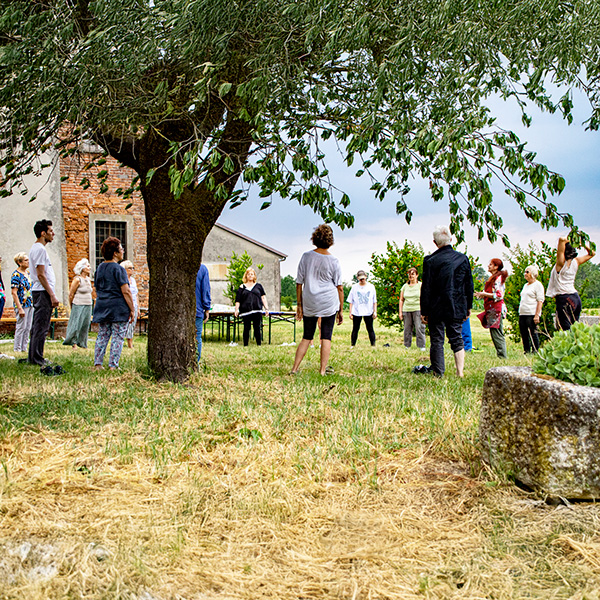 Laboratorio dell'artista Miria con un gruppo di persone in campagna