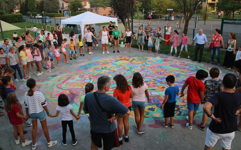 L'artista Miria crea un mandala gigante con molte persone